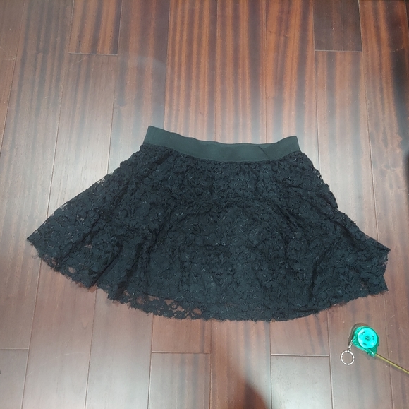 REPOSTED Elle black lace skirt size medium - Picture 4 of 4